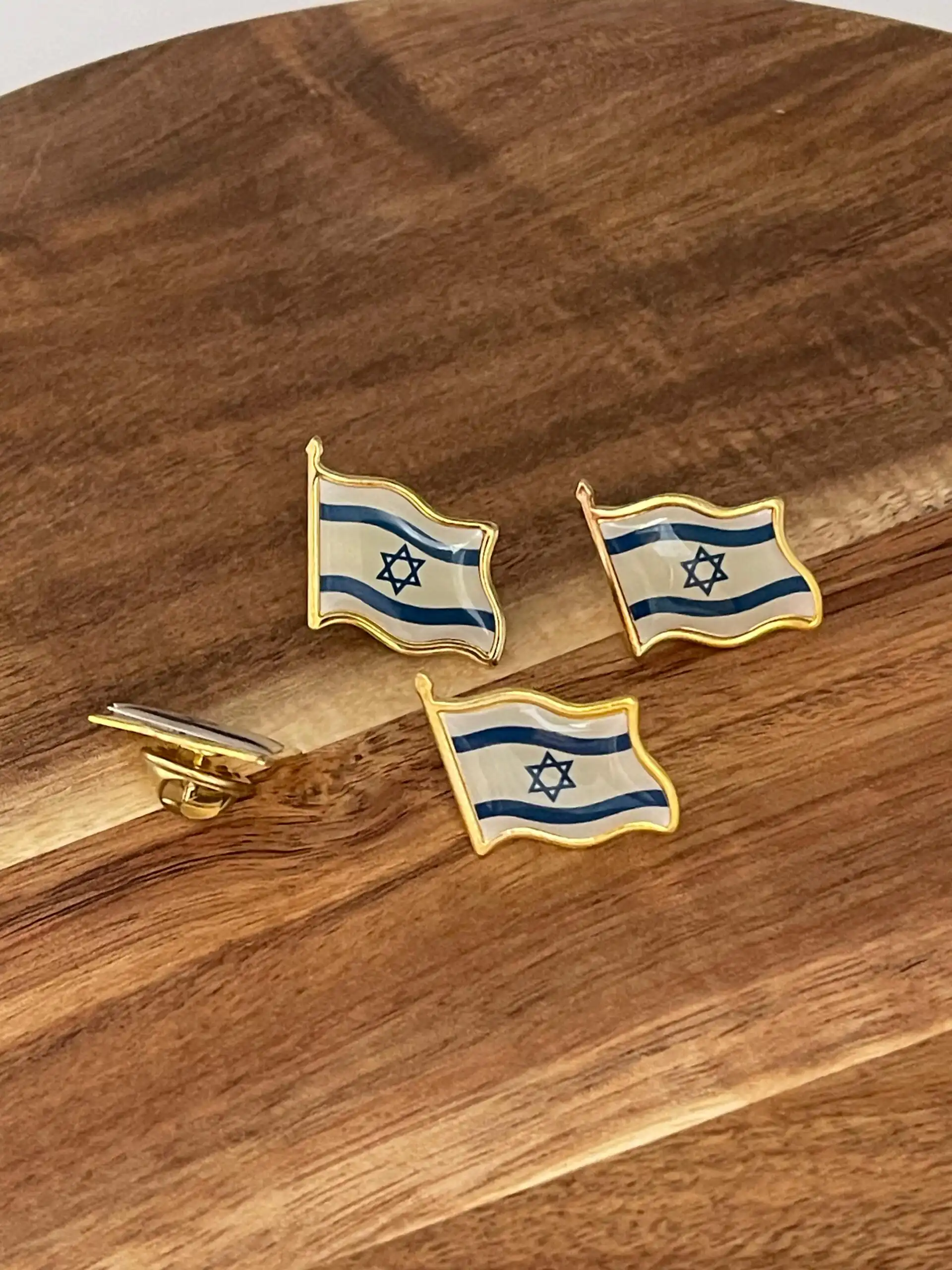 תיאור מוצר – סיכת דגל ישראל (מינ' 100 יח' במארז)